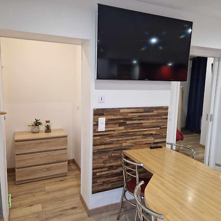 02 - Tres Joli 2 Pieces Avec 3 Lits Pouvant Accueillir Jusqu'A 5 Personnes, Situe Au Rdc Avec Entree Independante, Une Place De Parking Reservee Devant L'Entree Et Terrasse Sur L'Arriere Donnant Sur Parc Arbore, Tout Le Linge De Maison Est Fourni Razac-sur-l'Isle Bagian luar foto