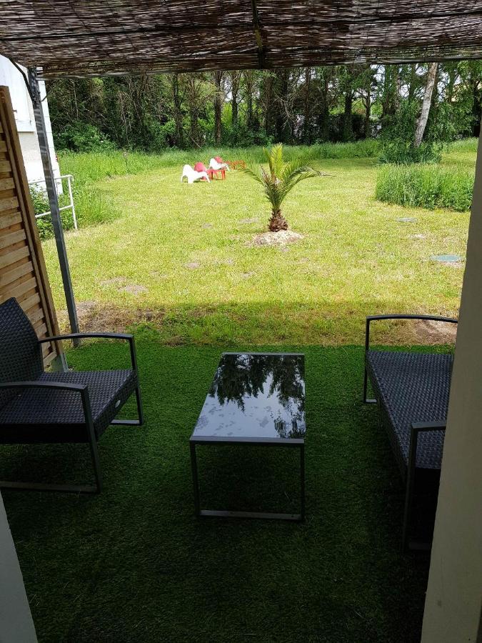 02 - Tres Joli 2 Pieces Avec 3 Lits Pouvant Accueillir Jusqu'A 5 Personnes, Situe Au Rdc Avec Entree Independante, Une Place De Parking Reservee Devant L'Entree Et Terrasse Sur L'Arriere Donnant Sur Parc Arbore, Tout Le Linge De Maison Est Fourni Razac-sur-l'Isle Bagian luar foto