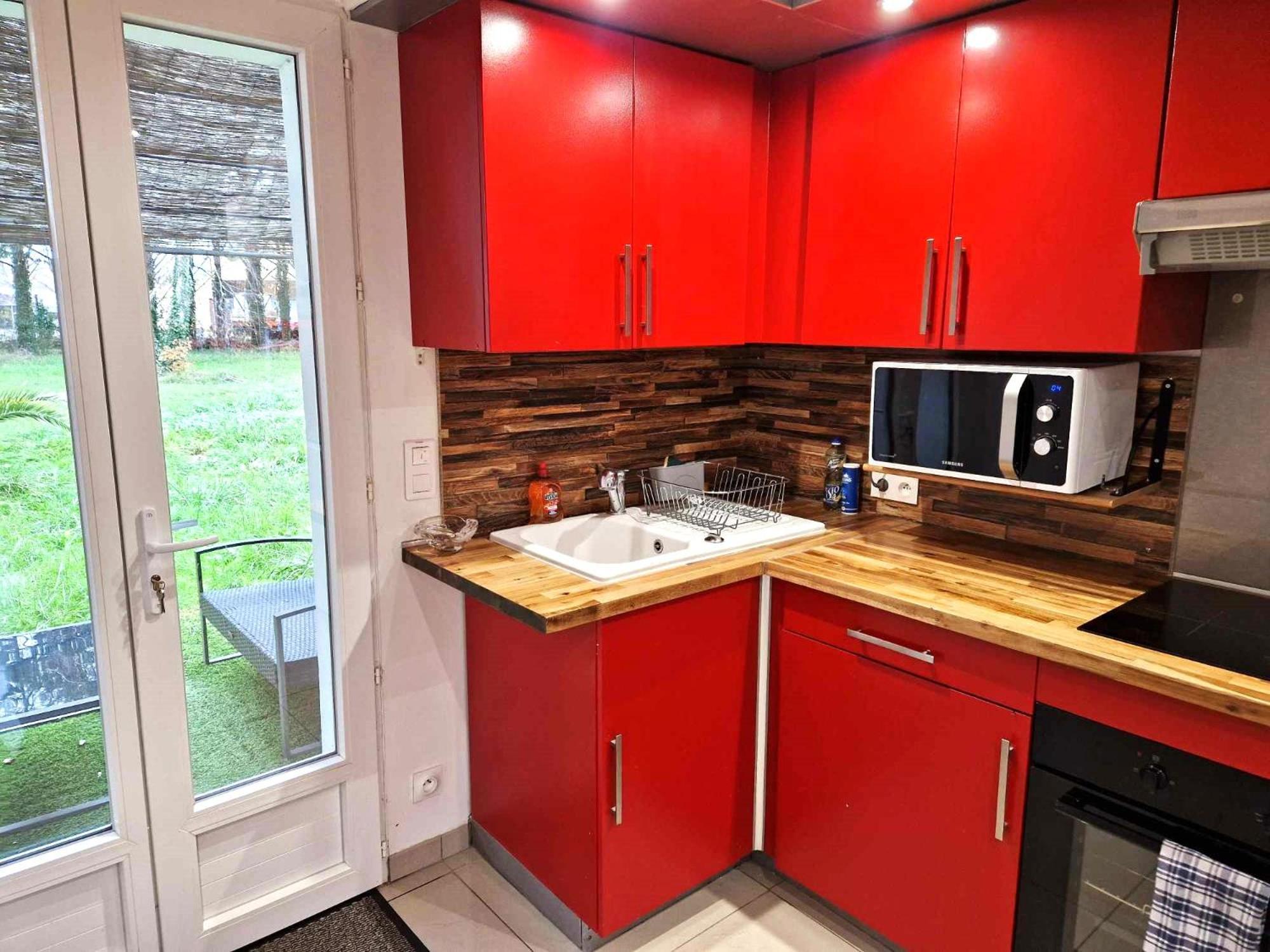 02 - Tres Joli 2 Pieces Avec 3 Lits Pouvant Accueillir Jusqu'A 5 Personnes, Situe Au Rdc Avec Entree Independante, Une Place De Parking Reservee Devant L'Entree Et Terrasse Sur L'Arriere Donnant Sur Parc Arbore, Tout Le Linge De Maison Est Fourni Razac-sur-l'Isle Bagian luar foto