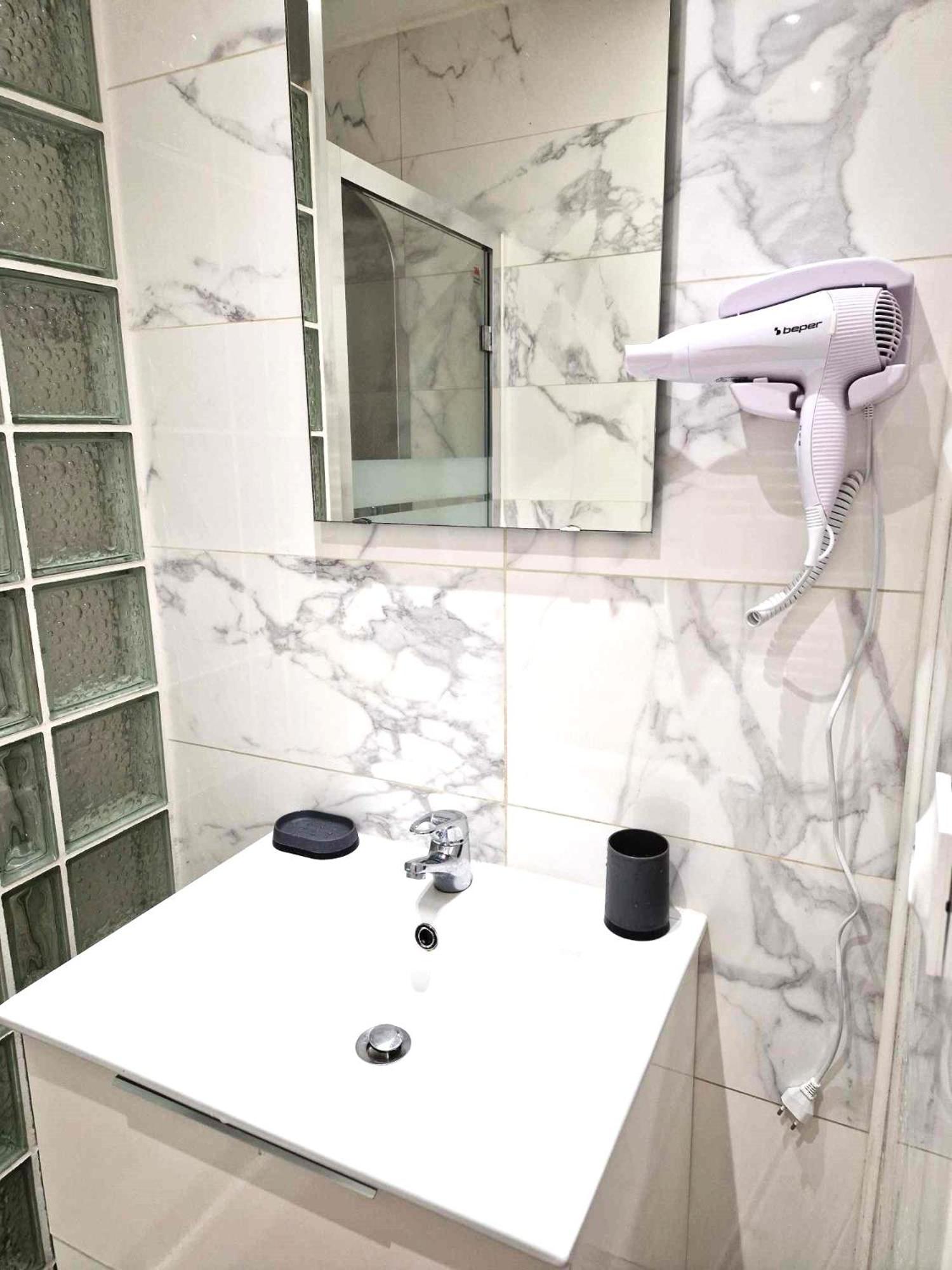 02 - Tres Joli 2 Pieces Avec 3 Lits Pouvant Accueillir Jusqu'A 5 Personnes, Situe Au Rdc Avec Entree Independante, Une Place De Parking Reservee Devant L'Entree Et Terrasse Sur L'Arriere Donnant Sur Parc Arbore, Tout Le Linge De Maison Est Fourni Razac-sur-l'Isle Bagian luar foto