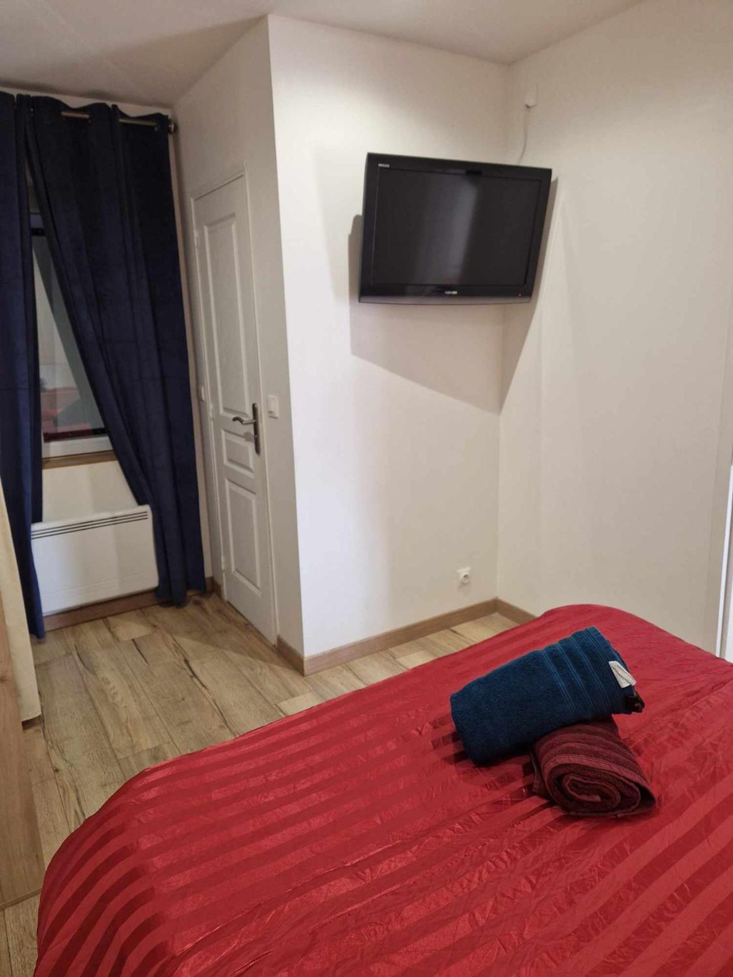 02 - Tres Joli 2 Pieces Avec 3 Lits Pouvant Accueillir Jusqu'A 5 Personnes, Situe Au Rdc Avec Entree Independante, Une Place De Parking Reservee Devant L'Entree Et Terrasse Sur L'Arriere Donnant Sur Parc Arbore, Tout Le Linge De Maison Est Fourni Razac-sur-l'Isle Bagian luar foto