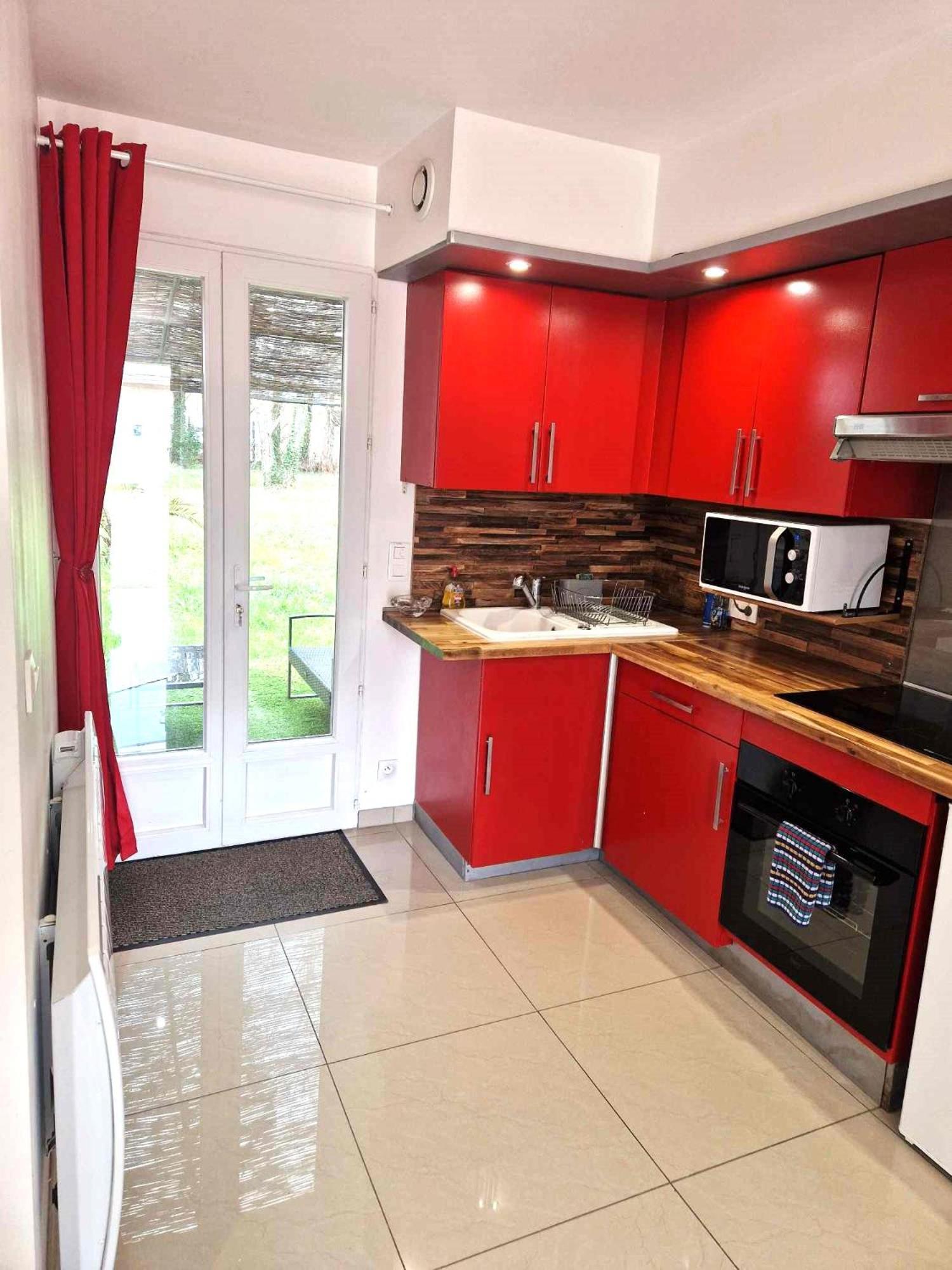 02 - Tres Joli 2 Pieces Avec 3 Lits Pouvant Accueillir Jusqu'A 5 Personnes, Situe Au Rdc Avec Entree Independante, Une Place De Parking Reservee Devant L'Entree Et Terrasse Sur L'Arriere Donnant Sur Parc Arbore, Tout Le Linge De Maison Est Fourni Razac-sur-l'Isle Bagian luar foto