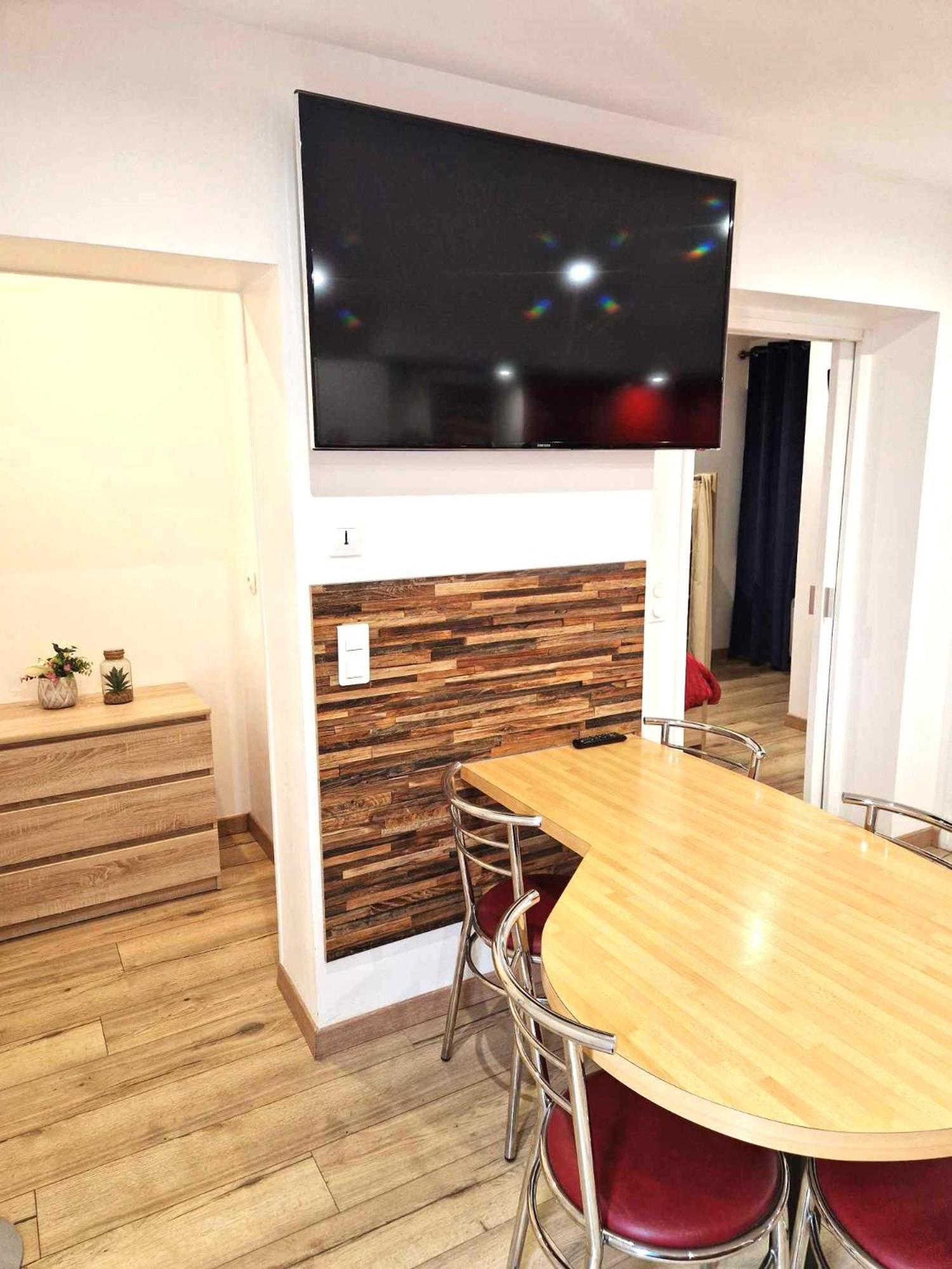 02 - Tres Joli 2 Pieces Avec 3 Lits Pouvant Accueillir Jusqu'A 5 Personnes, Situe Au Rdc Avec Entree Independante, Une Place De Parking Reservee Devant L'Entree Et Terrasse Sur L'Arriere Donnant Sur Parc Arbore, Tout Le Linge De Maison Est Fourni Razac-sur-l'Isle Bagian luar foto