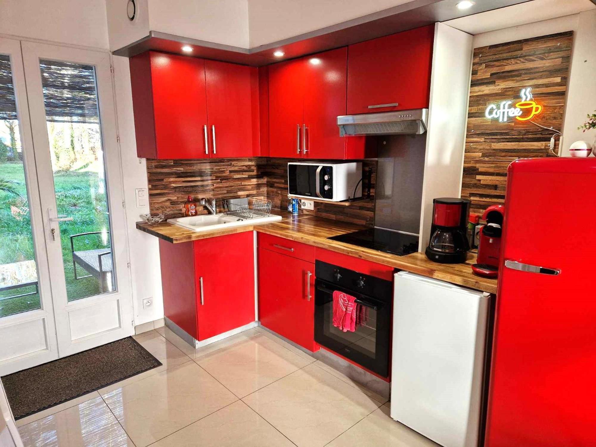 02 - Tres Joli 2 Pieces Avec 3 Lits Pouvant Accueillir Jusqu'A 5 Personnes, Situe Au Rdc Avec Entree Independante, Une Place De Parking Reservee Devant L'Entree Et Terrasse Sur L'Arriere Donnant Sur Parc Arbore, Tout Le Linge De Maison Est Fourni Razac-sur-l'Isle Bagian luar foto
